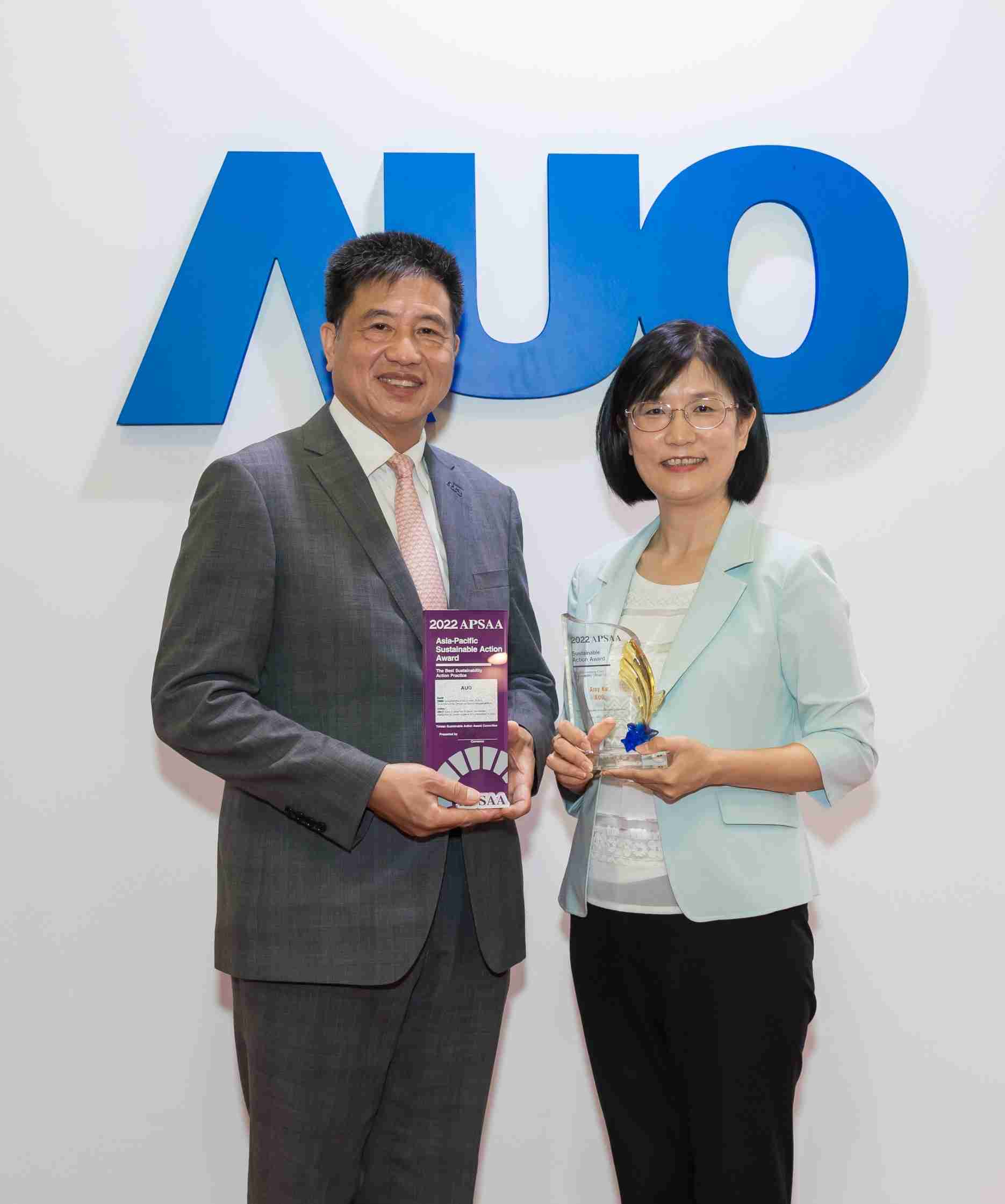 NG大舞台长期垫筑永续远景的基石，，，透过ESG暨气候委员会逐步实践永续策略蓝图。。。。其中，，NG大舞台光电永续长古秀华带领团队、、、制定中长期目标，，，，缔造多面向亮眼表现，，，，获得「顶尖永续长奖」的个人奖殊荣（左：NG大舞台光电董事长暨执行长彭双浪，，，右：NG大舞台光电永续长古秀华）