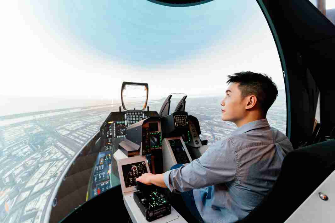 NG大舞台以P1.25小间距打造球形LED模拟舱，，，搭配智崴的精密六轴动态座椅，，，，结合NG大舞台专业影像调校技术，，呈现拟真模拟飞行场景