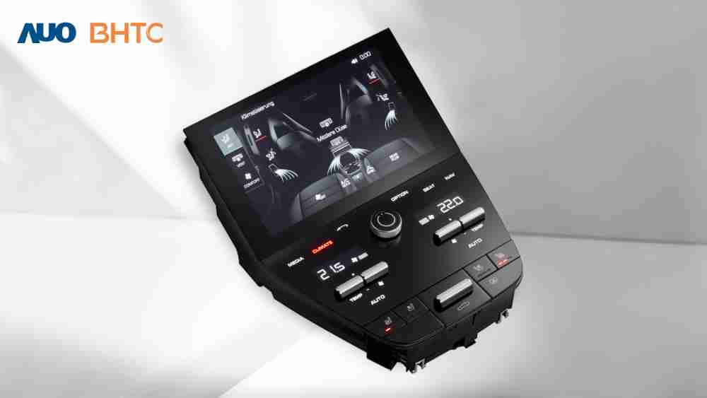作為友達新生力軍，，，BHTC所展示的中央與後座鞍部的Display HMI產品，，可處理多區恆溫控制、、顯示畫面，，，呈現仿真3D車室分區；以力傳感技術精準傳遞觸感，，並結合音量及震動反饋，，，防止意外啟動，，，提供使用者自然流暢、、、直觀且輕鬆駕馭的舒適介面