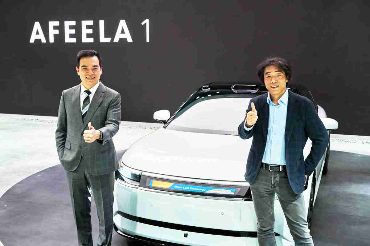NG大舞台与Sony Honda Mobility携手合作，，，率先全球展示搭载于AFEELA电动车上，，，，首款应用在车身外部的Micro LED 车头显示解决方案 (Micro LED Media Bar Solutions)。。NG大舞台光电执行长暨总经理柯富仁(左)与Sony Honda Mobility代表取缔役社长兼营运长川西泉(lzumi Kawanishi)(右)在CES 现场展现双方坚定持续创新的承诺，，，实现更加人性化与智慧的驾乘体验。。
