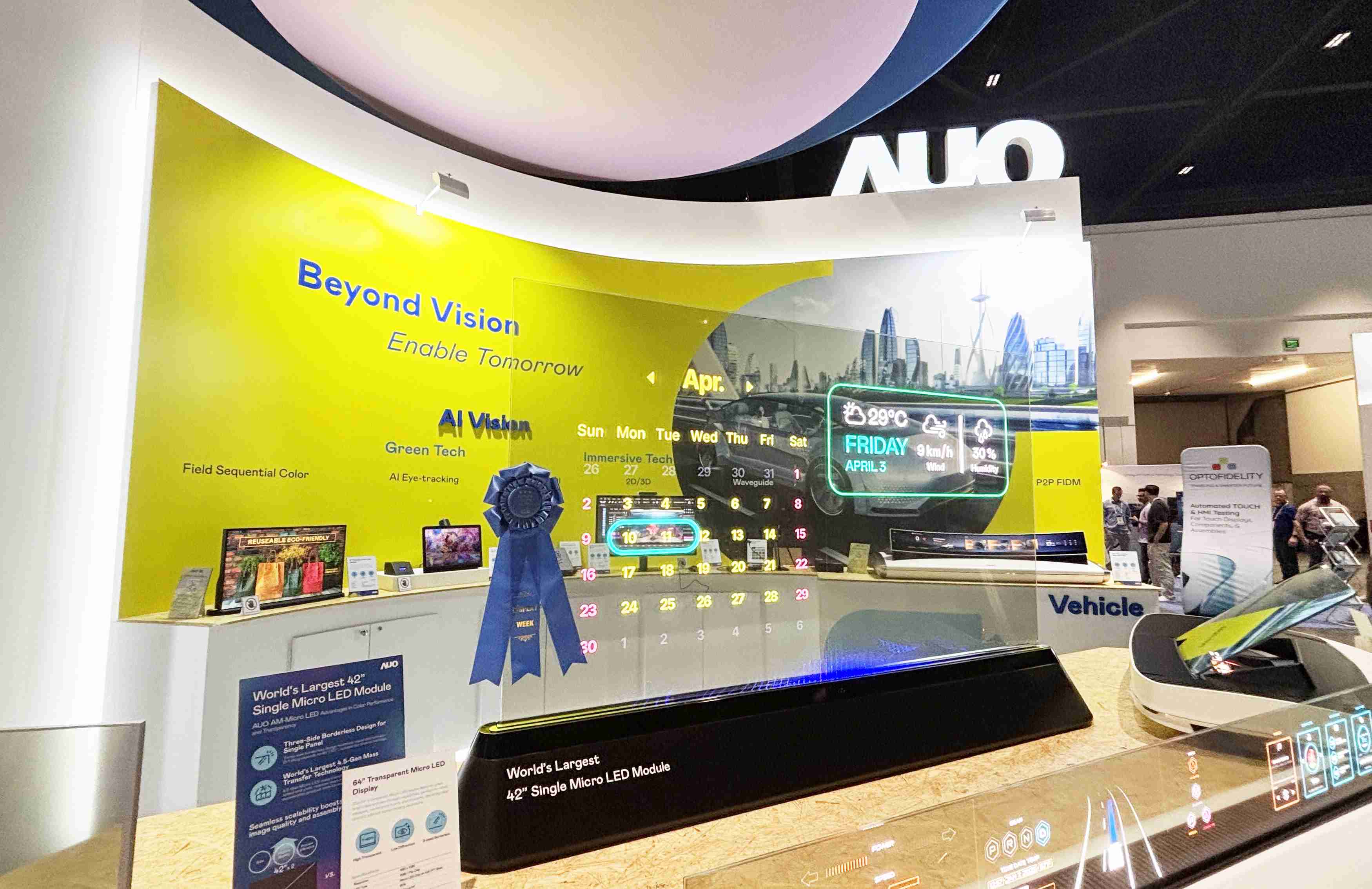 NG大舞台64吋透明Micro LED显示器获〝最佳Micro LED技术应用奖〞，，，其绝妙的透明穿透特性，，，同时具备1,000 nits的高亮度表现，，并透过精细的无缝拼接延伸，，，可依需求灵活应用于多元场域，，展现出Micro LED显示技术划时空的无限潜力